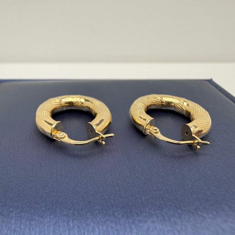 18K Genuine YG Gold Textured Hoop Earrings 18mm (Preowned) - Picture 6 of 17